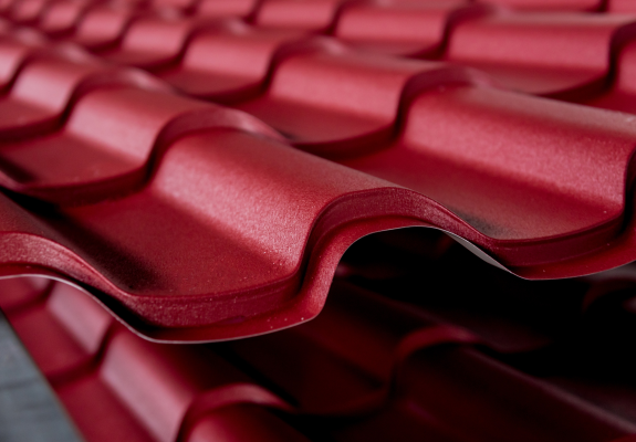 빨간색으로 도색이 된 판금