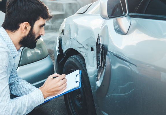 자동차 수리를 위해 판금 가공 중인 장면