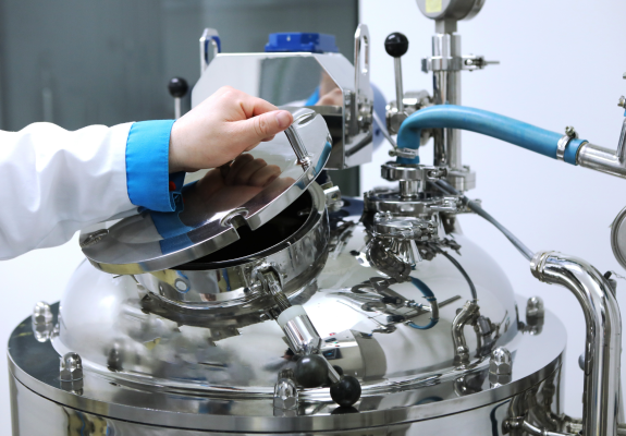 컴프레션 몰드 방식으로 압축 중인 고무 금형