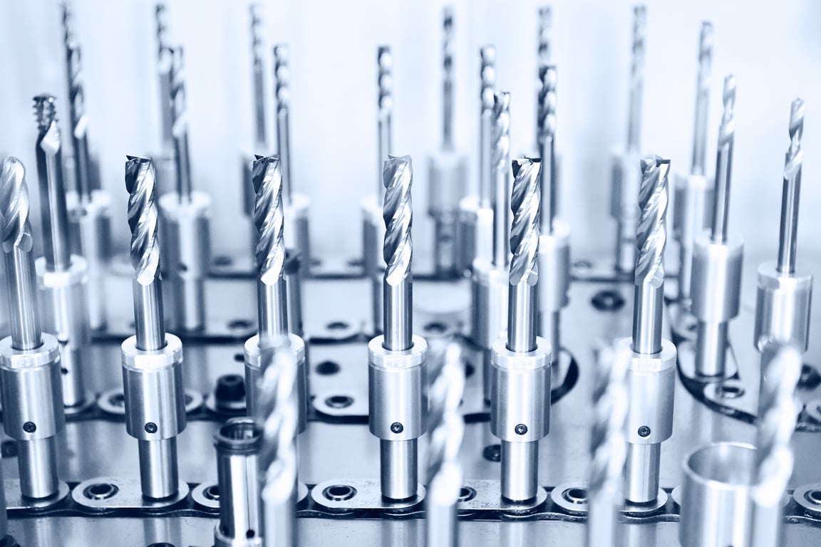 공구정리함에 정리되어 있는 여러 개의 엔드밀 사진