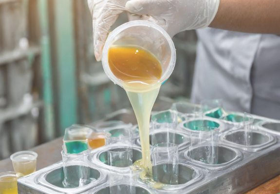 인젝션 몰드 방식으로 제작 중인 고무 금형