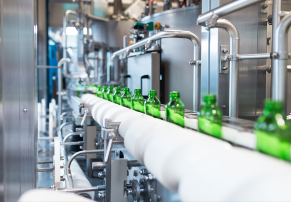 초록 병 생산 공장 열을 지어 제작 중