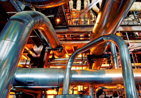 배관용 스테인리스파이프가 길게 늘어져 있다.