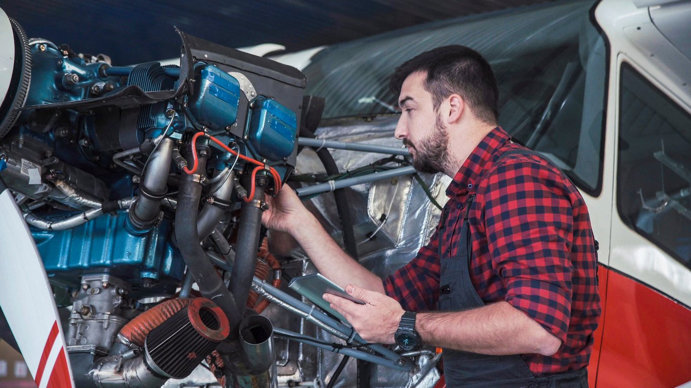항공기 엔진 정비 중인 정비사 사진
