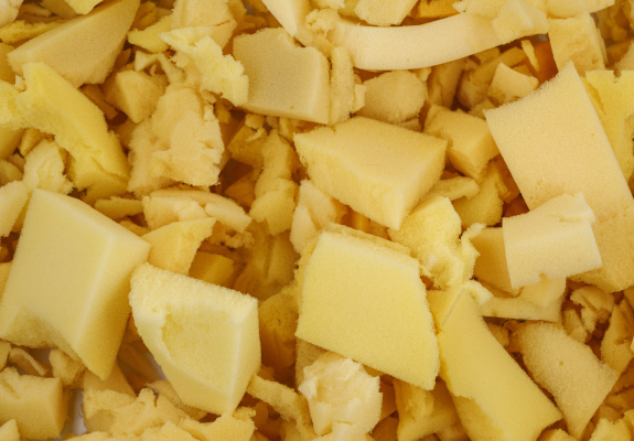 노란색의 자동차 시트에 주로 내장되는 폴리우레탄이 여러개 놓여져있다