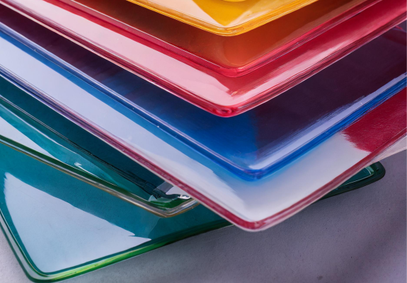 다양한 색상의 폴리아마이드(PA)판이 5개가 겹쳐져 있다.