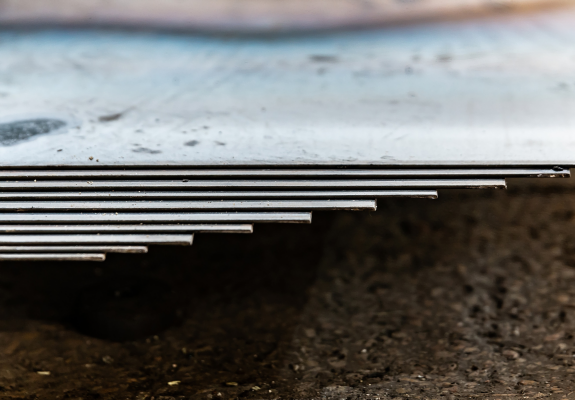 S45C가 얇은 강판 형태로 여러장 겹쳐져 있다.