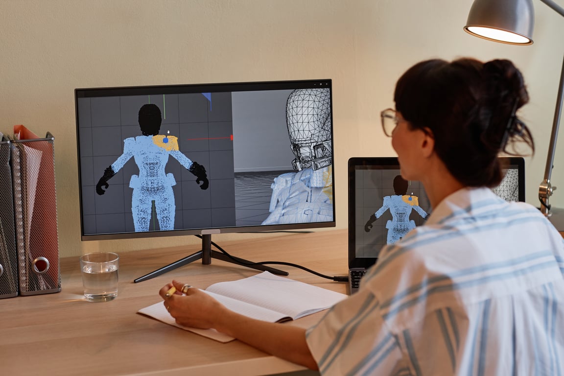 컴퓨터로 3D 모델링 작업을 하고 있는 여성 작업자의 모습