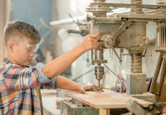 범용기계를 사용하고 있는 사진이다.