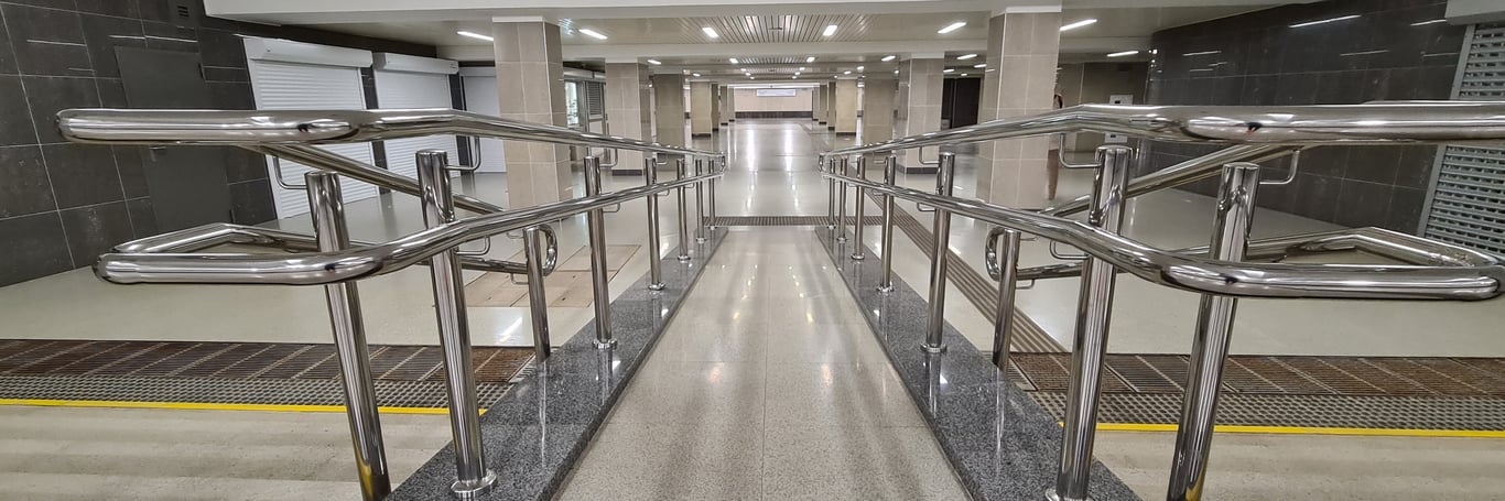 건물 내부 경사로의 모습