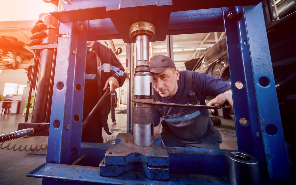 기계 설비 중인 작업자 사진