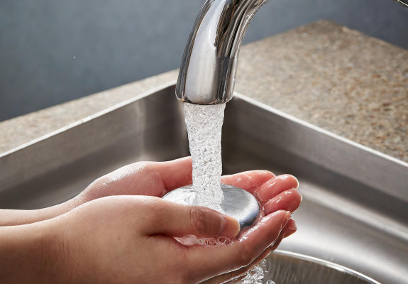 스테인리스 비누를 활용하여 손을 씻는 모습.