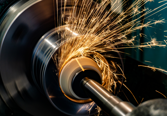 CNC 절삭 중 주광색 빛이 튀기는 중