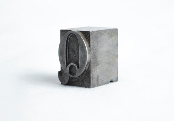 프레스 금형 종류 중 단공정 금형으로 제작된 기계 부품