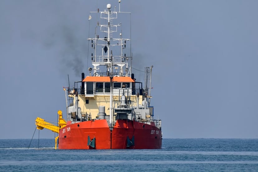 a trailing hopper suction dredger