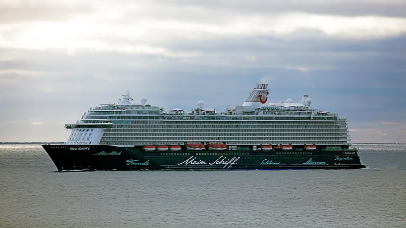 The Nein Schiff 6 cruise ship at sea