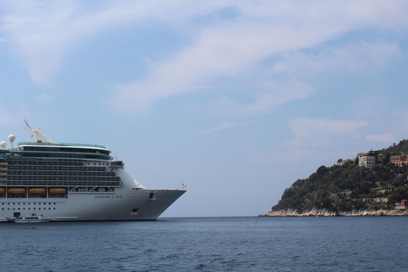 The Freedom of the Seas sailing towards land