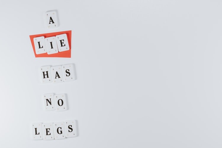 Tiles spelling the words 'a lie has no legs'