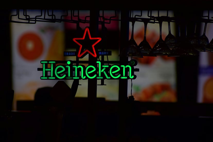 A neon Heineken sign