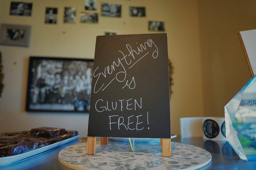 A small chalkboard in a cafe saying 'Everything is gluten free'