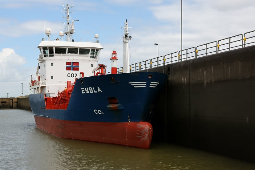 The vessel, the Embla hitting a canal wall