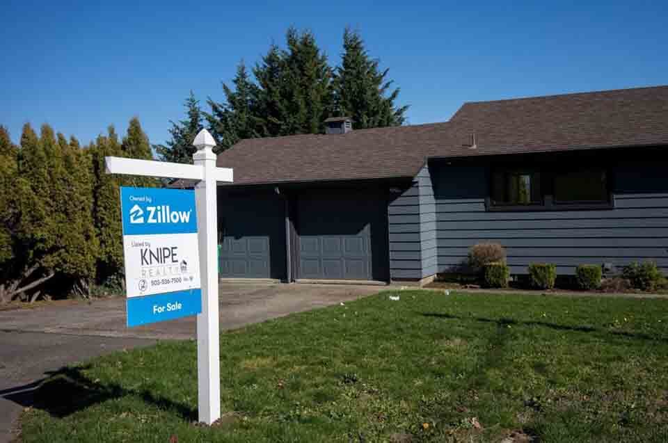 House for sale sign in Oregon