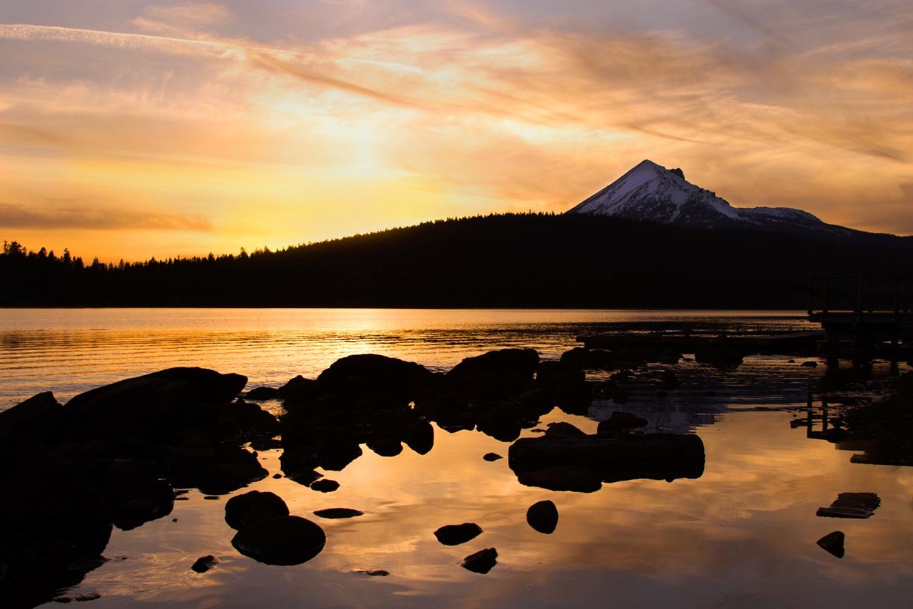 Golden sunset at Lake of the Woods, Oregon - Mount mcLoughlin