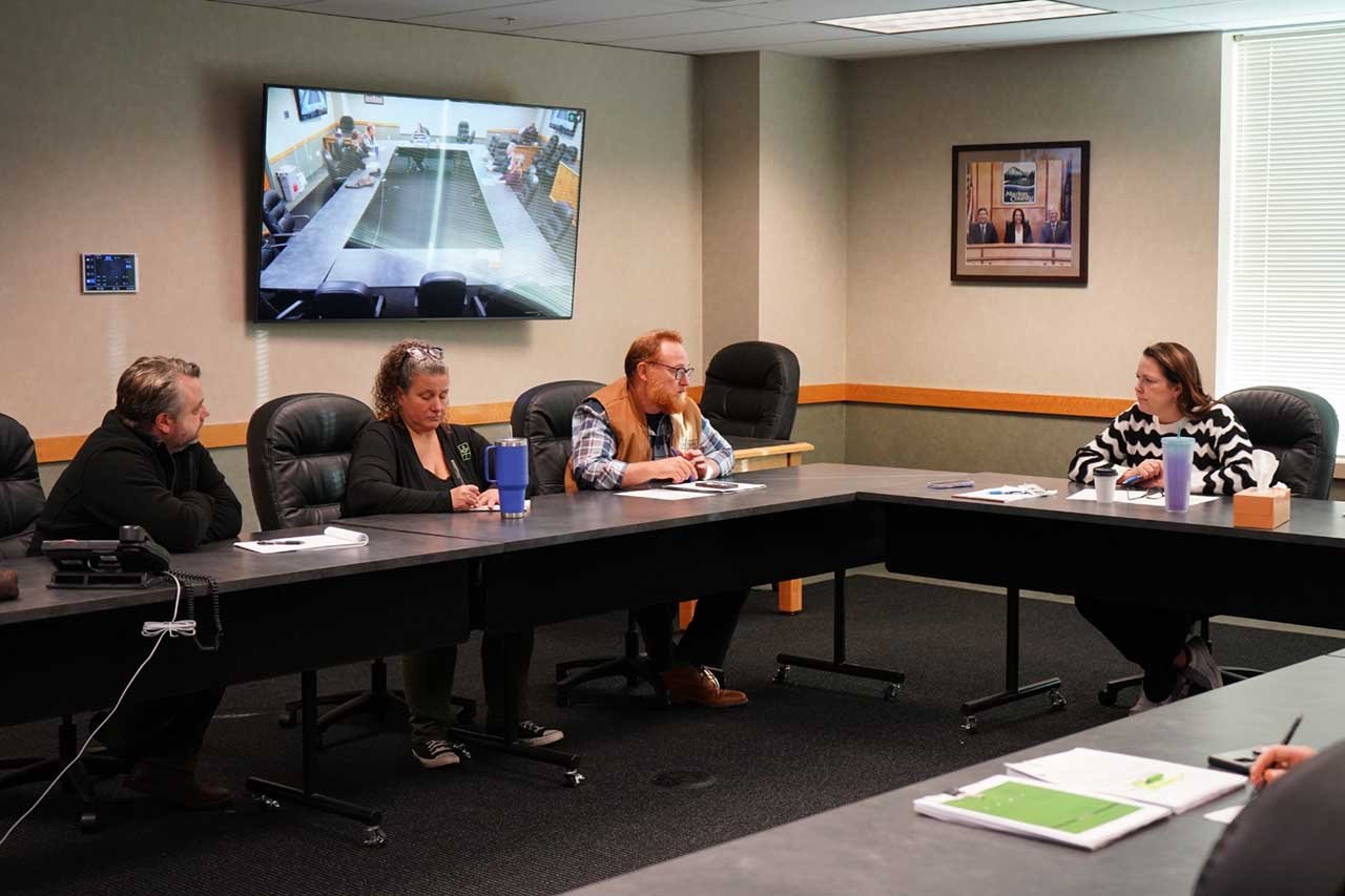 Commissioner Danielle Bethell in discussion with Marion Polk Food Share