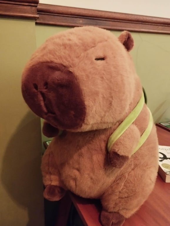 Peluche inteligente Nebu Capibara con IA, vista 2