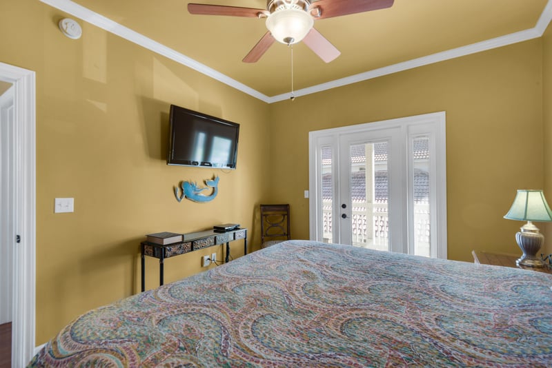 Coconut Cv - 2nd Floor King Room w/ HDTV and Balcony