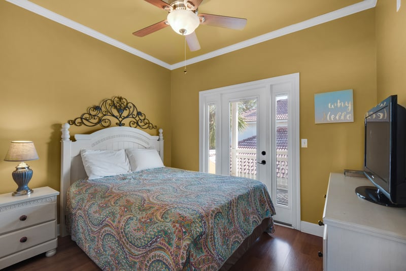 Coconut Cv - 2nd Floor Queen Room w/ HDTV and Balcony