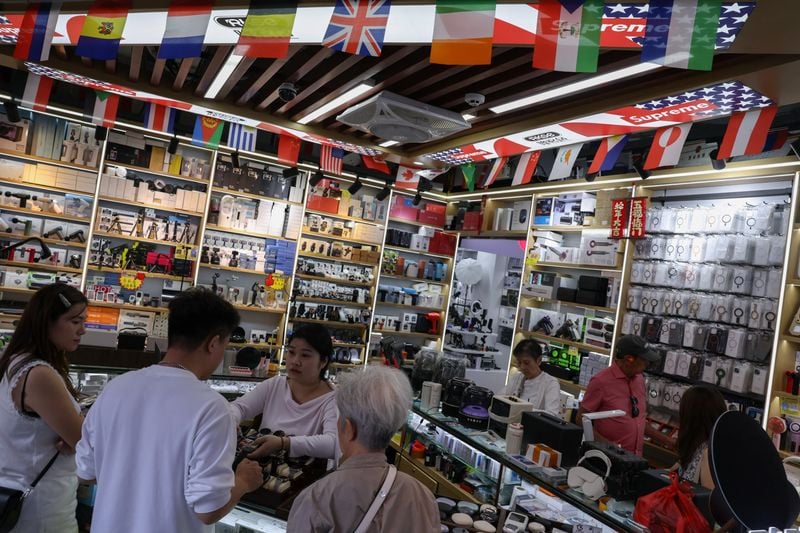 Image for Smartphone market set for biggest-ever decline in 2026 on memory price surge, IDC says