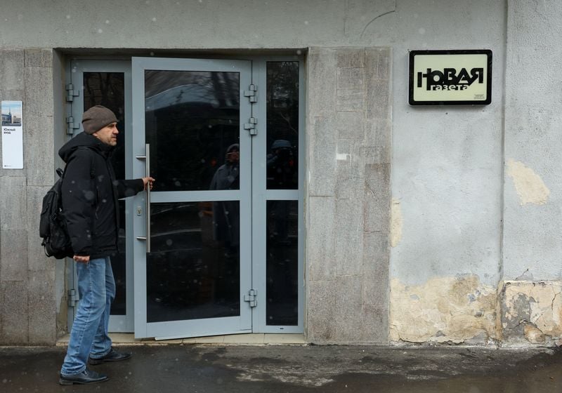 Image for Independent Russian newspaper says masked security service agents search its Moscow office