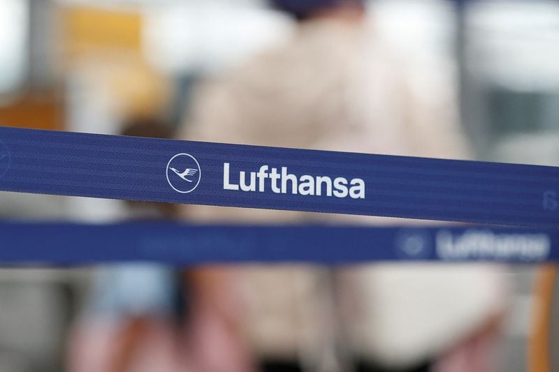 Image for Lufthansa throws hat in ring in bidding for TAP stake