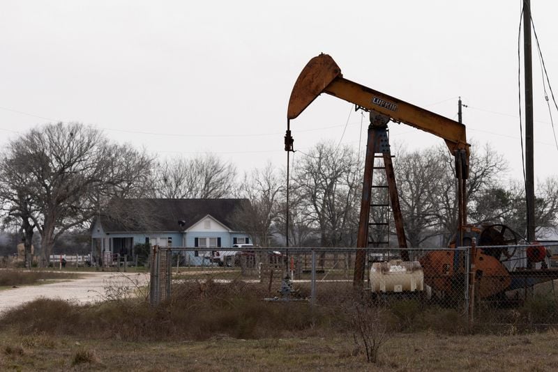 Image for Oil prices settle lower as traders assess impact of winter storm on production