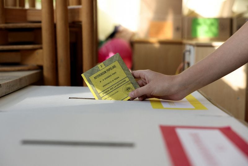 Image for Low turnout thwarts Italian referendums, deals blow to opposition