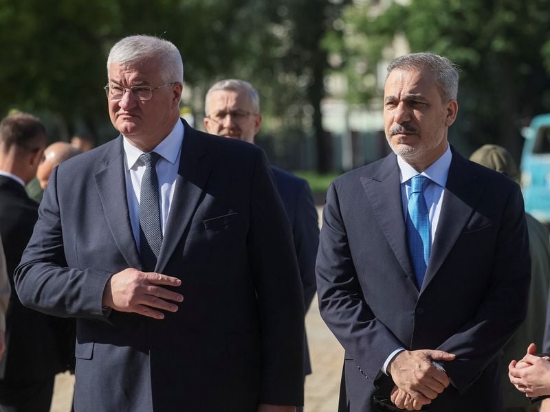 Image for Ukraine keeps Russia guessing over talks, US senator warns Moscow of sanctions