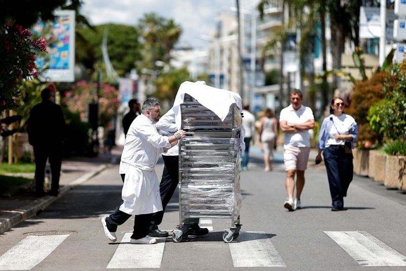 Image for France's services sector returns to growth in November, PMI shows
