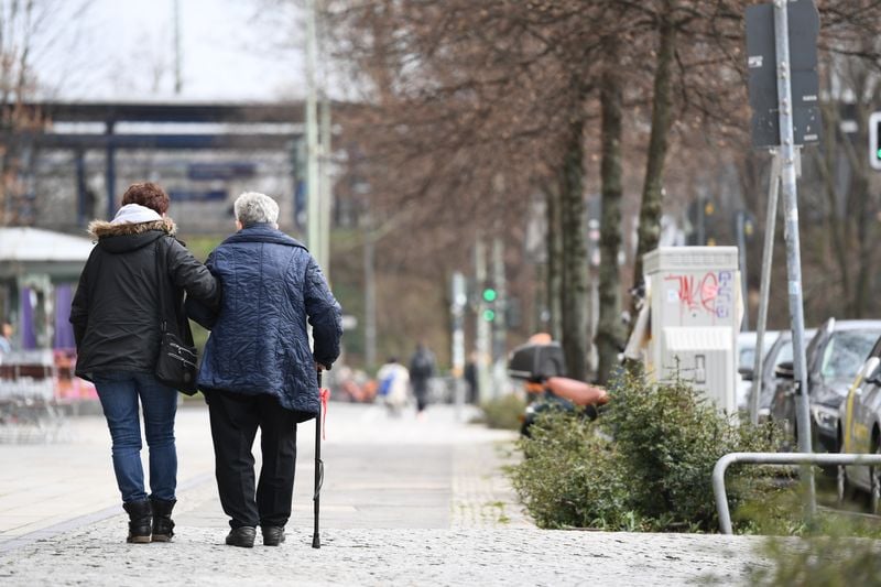 Image for Ageing Germany set to get smaller and older, says stats office