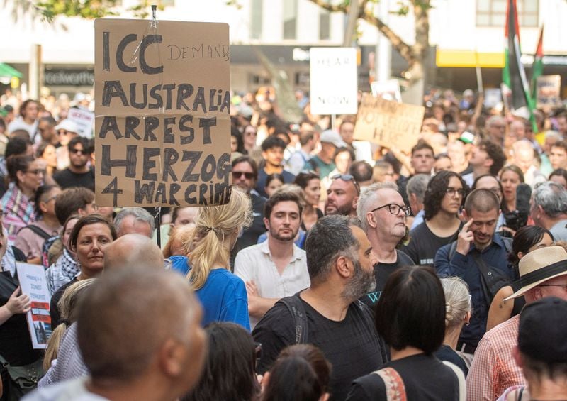 Image for Thousands protest over Israeli President Herzog's visit to Australia