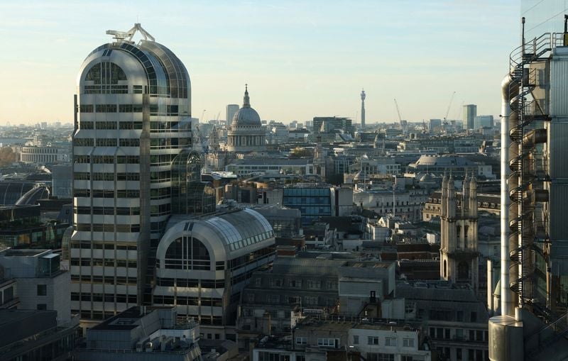 Image for Credit rating agencies give cautious thumbs up to UK budget