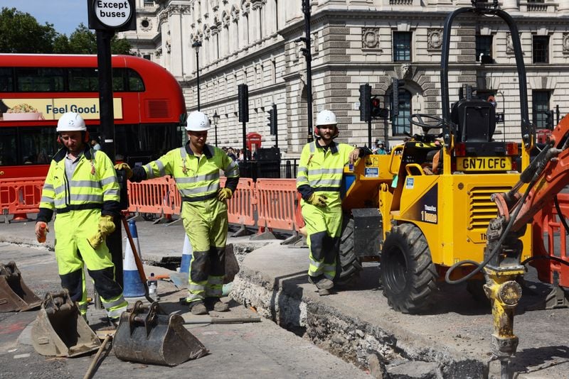 Image for 'Urgent action' needed to protect workers from heat stress in warming world, UN says
