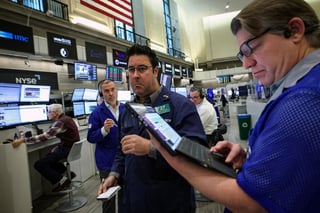 Trading Day: Chips, banks up; oil slumps