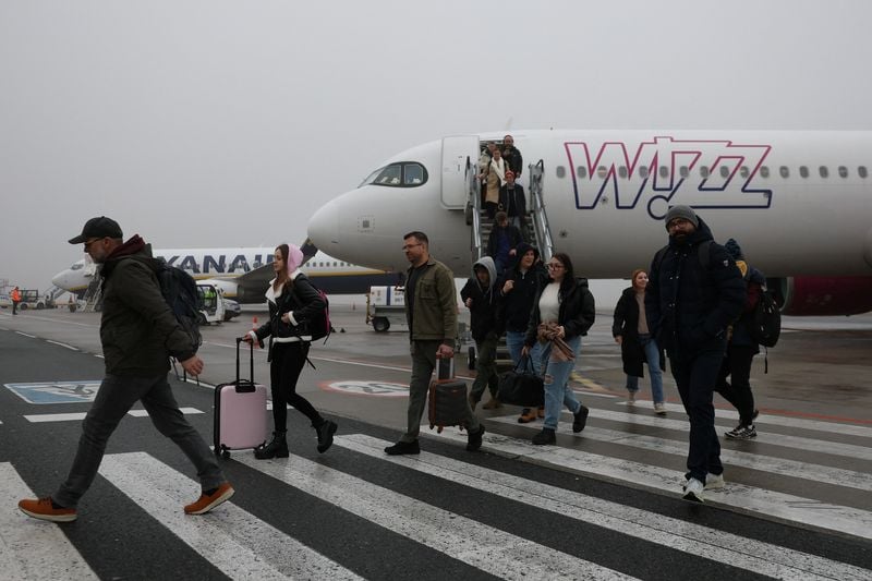 Image for Ryanair, Wizz Air passenger numbers soar in December amid holiday demand