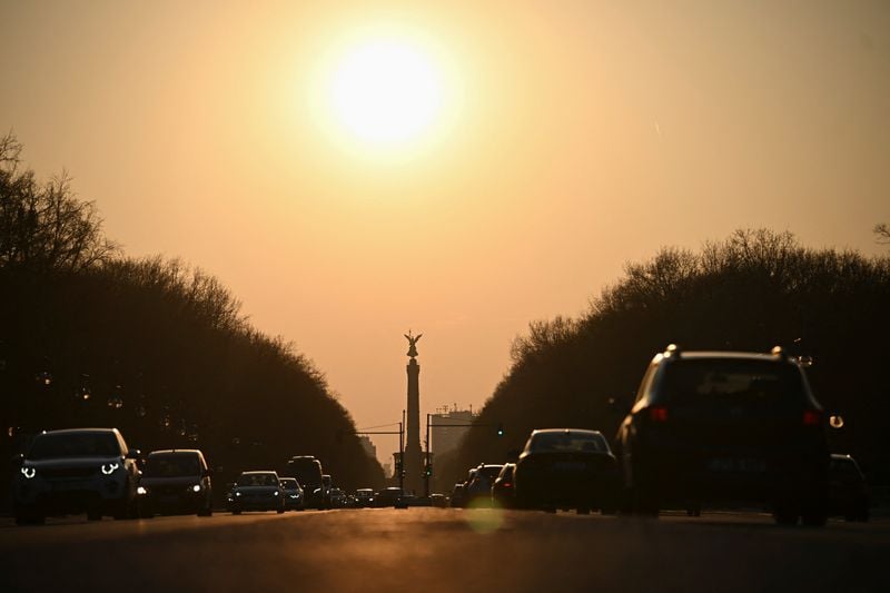 Image for EU yields to pressure from automakers as it rethinks 2035 combustion car ban