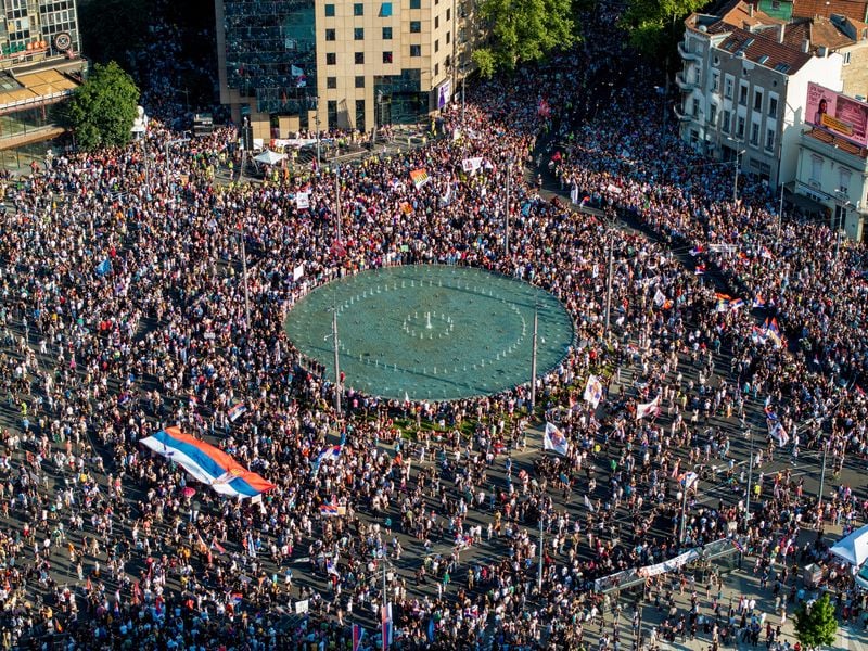 Image for Serbia's police clashes with anti-government protesters
