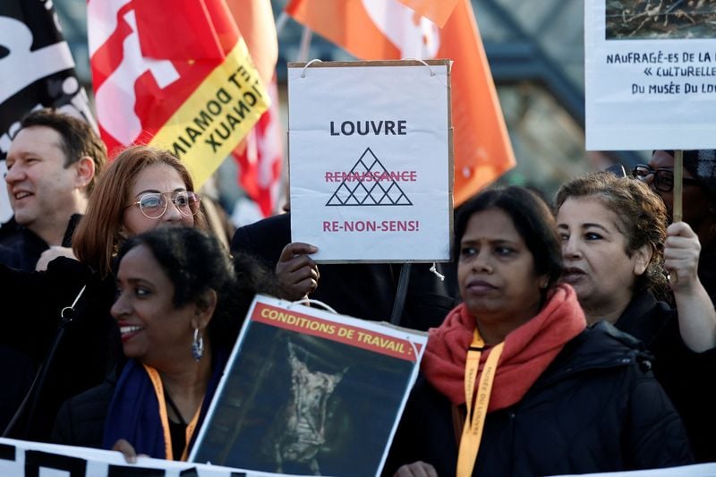 Image for France's Louvre museum remains shut as workers weigh strike extension