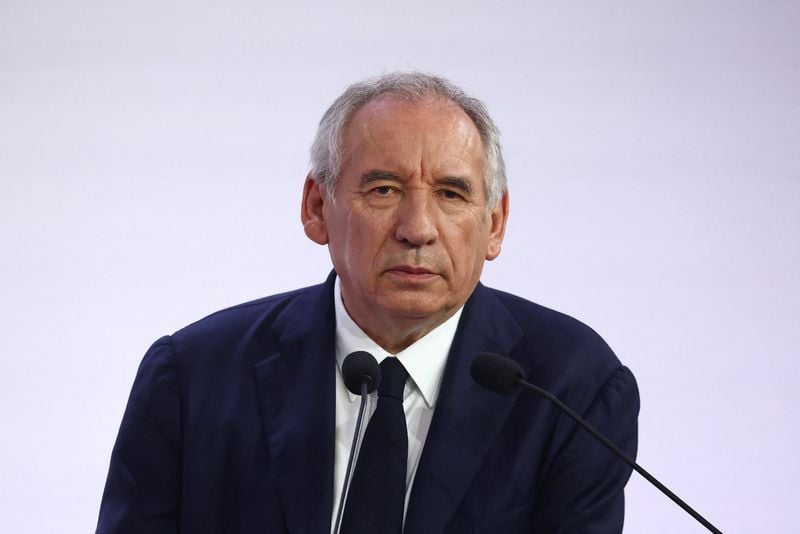 Image for French bonds tumble after PM calls confidence vote