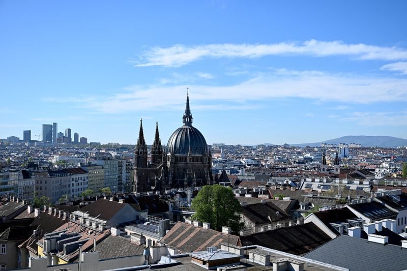 Image for Austria saves 310 million euros by renegotiating civil servants' pay rise