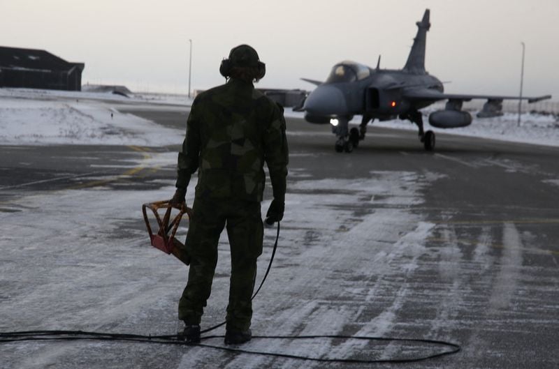 Image for Swedish fighter jets patrol Iceland in show of force over Arctic
